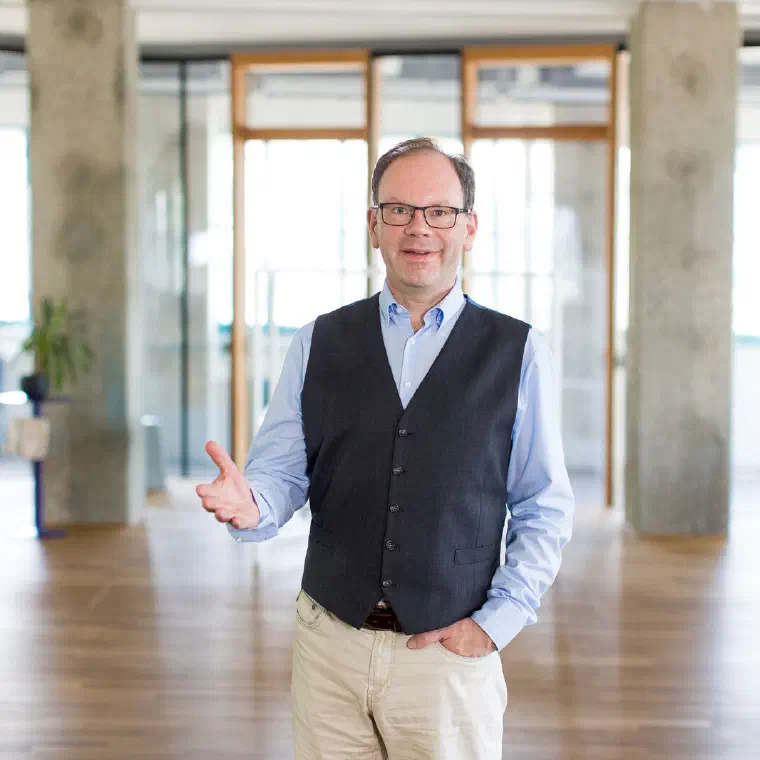Wolfgang Auer im professionellen Arbeitsumfeld